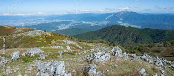 Fototapeta 霊仙山のカルスト地形