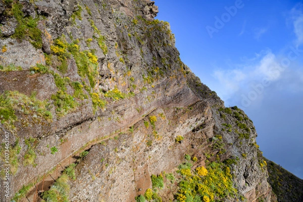 Fototapeta Walking trail on the edge of the cliffs near Pico do Arieiro in Madeira