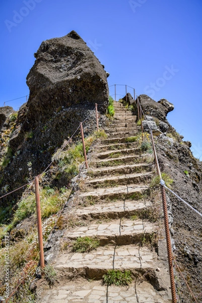 Fototapeta Walking trail between Pico Areeiro and Pico Ruivo on Madeira
