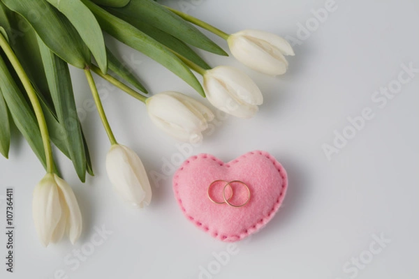 Fototapeta tulip and gold engagement ring