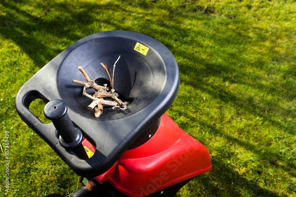 Obraz Roter Häcksler im Garten