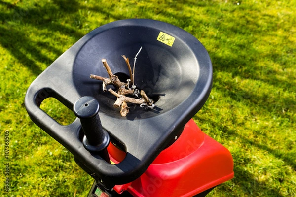 Obraz Roter Häcksler im Garten