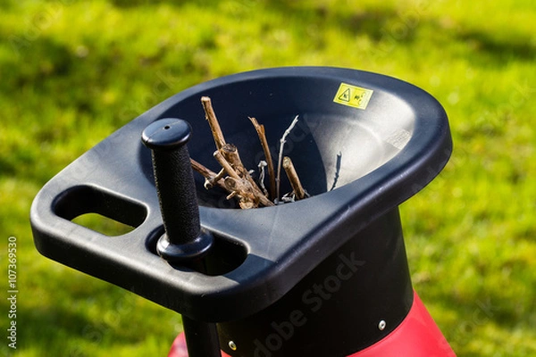 Obraz Roter Häcksler im Garten
