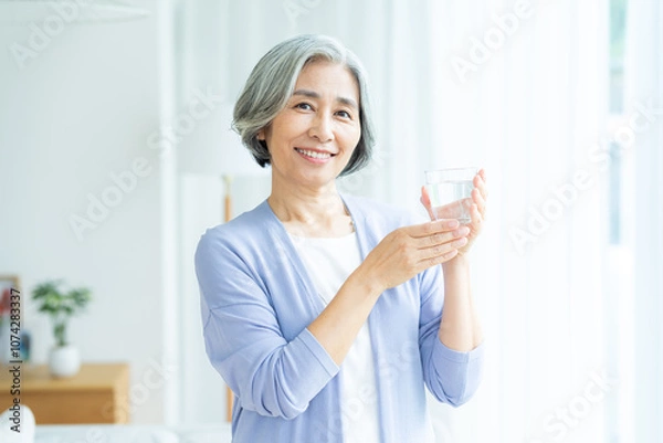 Fototapeta コップを持つシニア女性