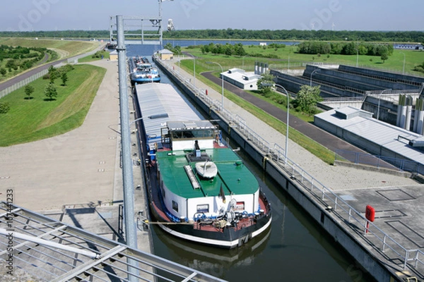 Obraz Binnenschiffe in einer Schleuse