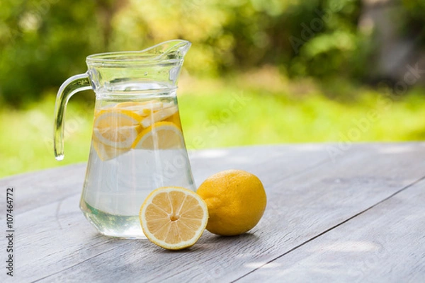 Fototapeta domowej roboty lemoniada cytrusowa w dzbanku z naturalnym tłem