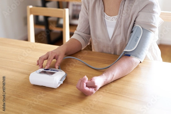 Obraz 血圧を測る女性
