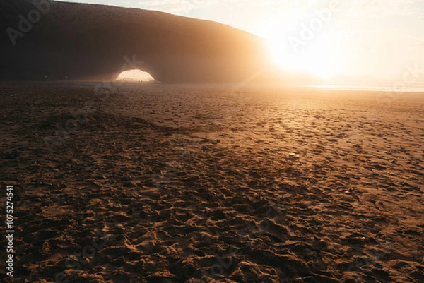 Obraz モロッコのレグジラビーチの巨岩と夕陽