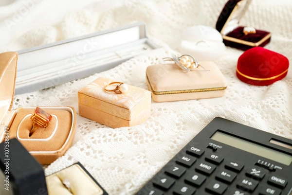 Fototapeta 古ぼけたジュエリーたち　譲り受けた宝飾品　遺品や相続のイメージ