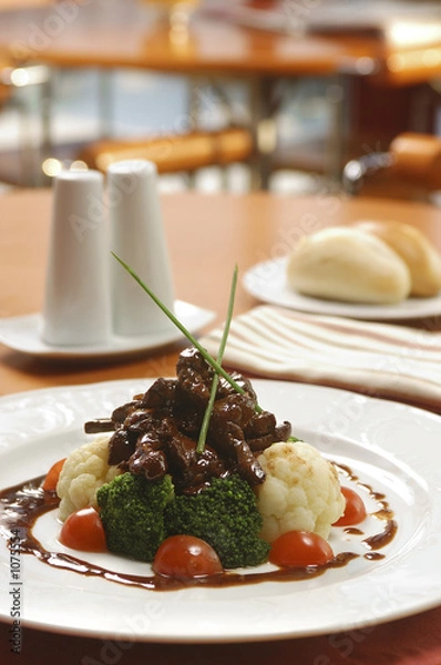 Obraz the beef liver with broccoli and a cauliflower