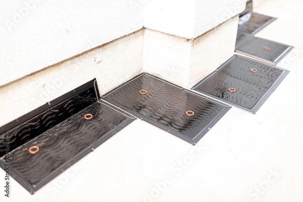 Obraz 建築物の壁沿いに仕掛けられたネズミ捕り用粘着シート