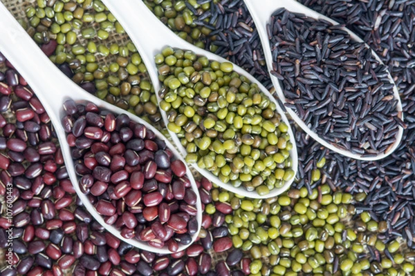 Fototapeta selective focus on spoon of green beans