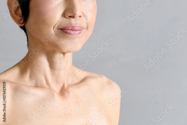 Obraz 目を瞑る中年のアジア人女性のイメージ