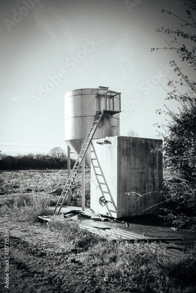 Obraz Silo auf einem Bauernhof in schwarz-weiß