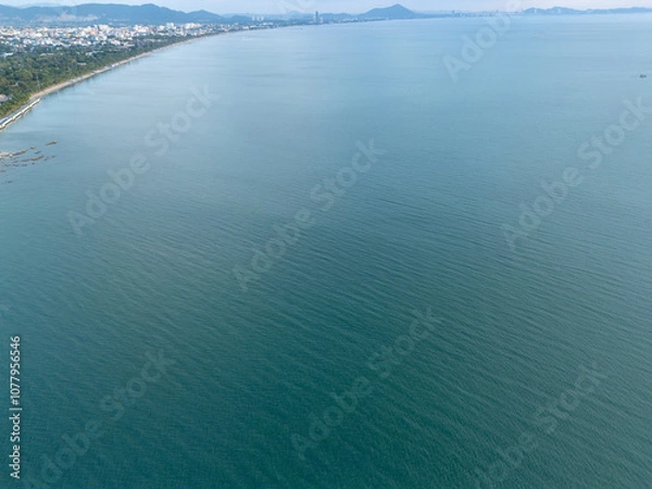 Fototapeta 어선들이 떠있는 태국 방사레이의 평온한 바다 풍경
