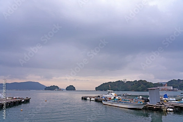 Obraz 漁船と重い雲の空