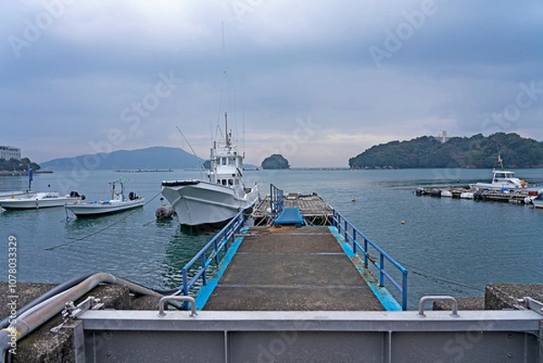 Obraz 漁港の桟橋と曇天の空