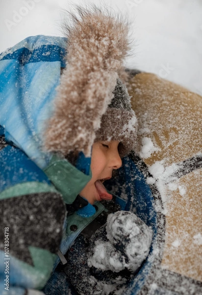 Obraz child playing with snow in winter