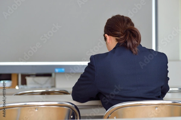 Obraz 教室で勉強する日本の女子高生