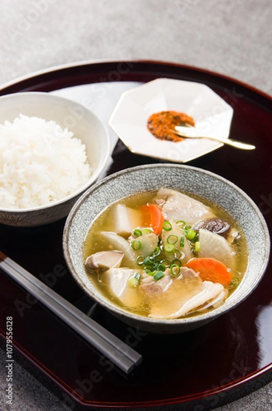 Fototapeta 豚汁・ごはん・七味のセット、漆のお盆