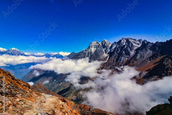 Fototapeta Rugged himalayan ranges featuring the Lunag Massif in center and Cho Oyu at the right of frame from Zatrwa La Pass,4610 m on route to Mera Peak,Nepal 