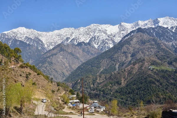 Fototapeta インドダラムサラ郊外のナディからみるヒマラヤ山脈