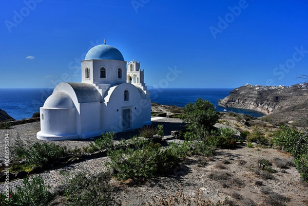Obraz Eine wunderschöne Kirche im typischen griechischen Baustil, liegt schön vor der Küste und der Blick reicht über das tiefblaue Meer bis zum Horizont.