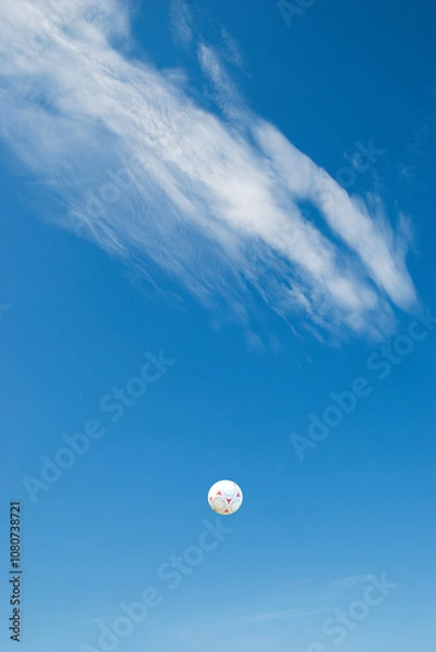 Fototapeta 青空にサッカーボール