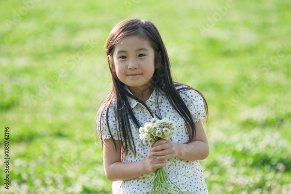 Obraz シロツメクサの花束を持つ女の子	