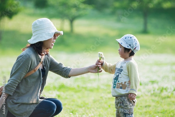 Obraz 母親にシロツメクサの花束を差し出す男児