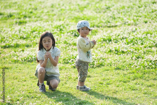 Obraz タンポポの綿毛を吹く姉弟	