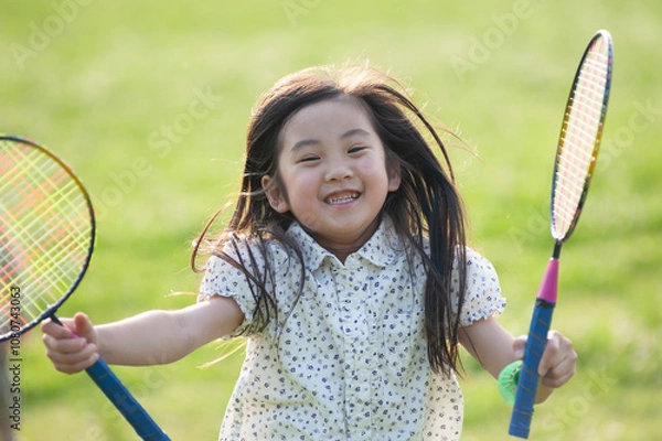 Obraz 楽しそうにバドミントンのラケットを持ってくる女の子