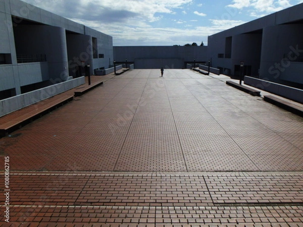 Fototapeta 建物と建物をつなぐ屋外の開けたデッキスペース