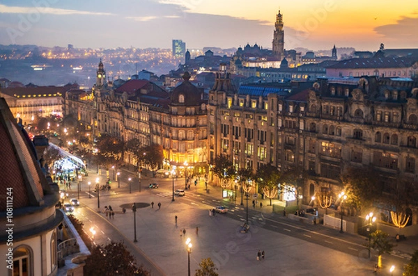 Fototapeta Widok z lotu ptaka na plac Aliados / Liberdade i wieżę Clerigos na tle starego miasta Porto. Widok zachodu słońca z choinką, lampkami ulicznymi i miękkimi chmurami.