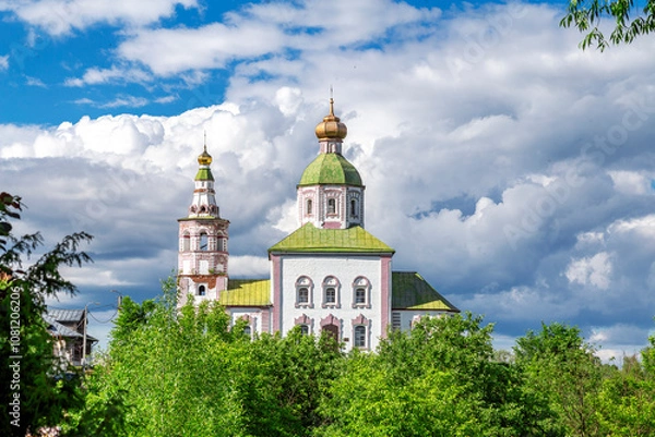 Fototapeta SUZDAL, RUSSIA - Beautiful landscape of Suzdal with a view of the Kamenka River and the ancient Russian Church of Elijah the Prophet (Elijah Church). Close-up