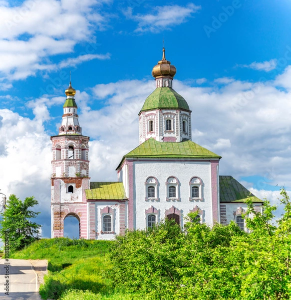 Fototapeta SUZDAL, RUSSIA - Beautiful landscape of Suzdal with a view of the Kamenka River and the ancient Russian Church of Elijah the Prophet (Elijah Church). Close-up