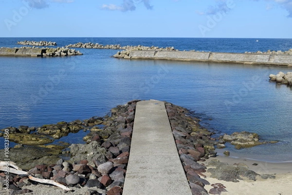 Fototapeta 加茂海岸周辺の風景 ／ 山形県庄内浜の加茂海岸には、天然の良港として発展した加茂港、県立加茂水産高等学校、県水産試験場が立地しており、山形県の海洋研究・海洋教育の拠点としての役割も担っています。また、山形県内唯一の水族館である鶴岡市立加茂水族館があり、世界一多くの種類の「くらげ」を展示する水族館として、ギネス世界記録に認定されています。