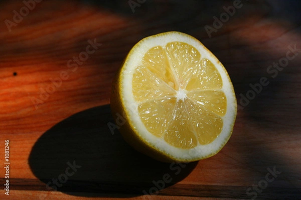 Obraz lemon on cutting boad