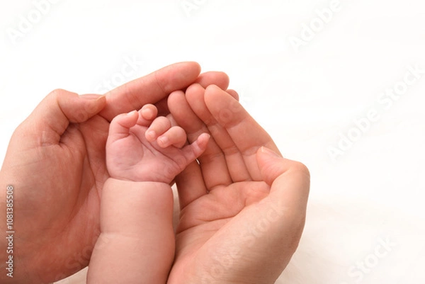 Obraz 赤ちゃんの手を優しく包み込むママの手