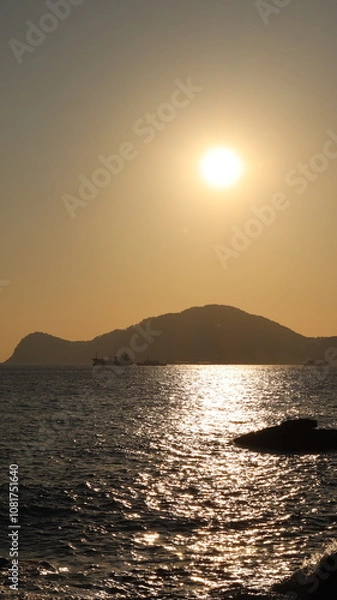 Fototapeta 태양, 바다, 윤슬, 언덕, 산, 노랑색, 배, 일몰, 일출, 해변, 휴식, 자유, 자연, 대한민국, 부산, 