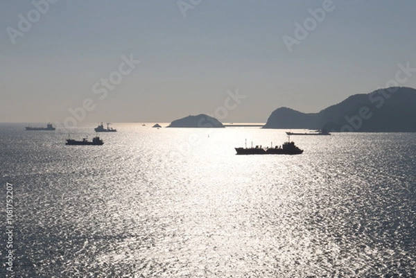 Fototapeta 대한민국, 부산, 배, 햇빛, 윤슬, 바다, 해안, 화물선, 산, 언덕, 하늘, 경쾌,