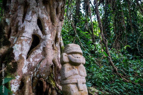 Fototapeta Statue in the rainforest in San Agustin