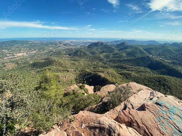 Obraz Wide panoramic image capturing a scenic view of green, forested hills from a natural park lookout point. Clear skies and distant landscapes enhance the sense of vastness and tranquility.