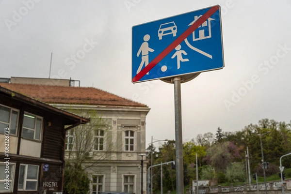 Fototapeta Blue sign with a red cross on it that says "No children allowed."