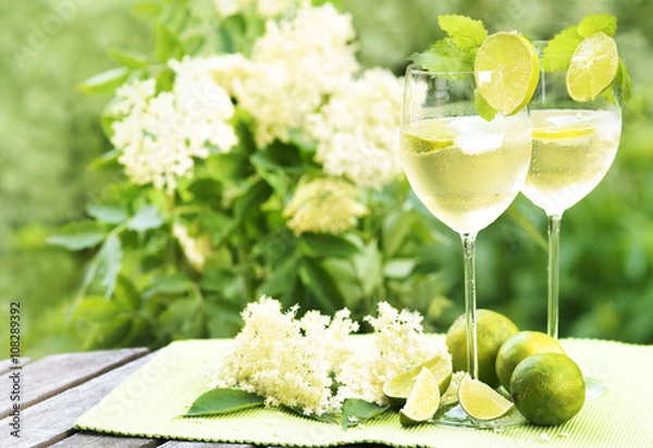 Fototapeta Hugo, Gläser, Cocktail, Aperitif, Holunder, Holunderblüten, Limetten, Minze, Copyspace