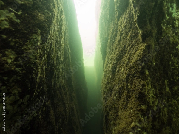 Obraz Gap between vertical underwater cliffs