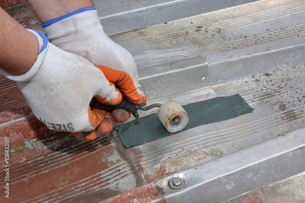 Obraz bitumen strip, pressing with a roller
