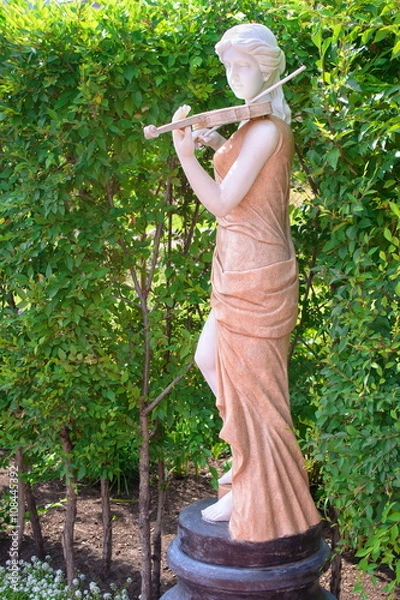 Fototapeta скульптура девушки со скрипкой