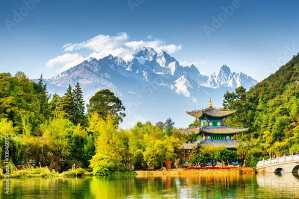 Fototapeta Malowniczy widok na Jade Dragon Snow Mountain, Chiny