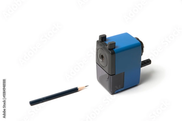 Obraz 白バックに佇む青色の鉛筆削りと鉛筆